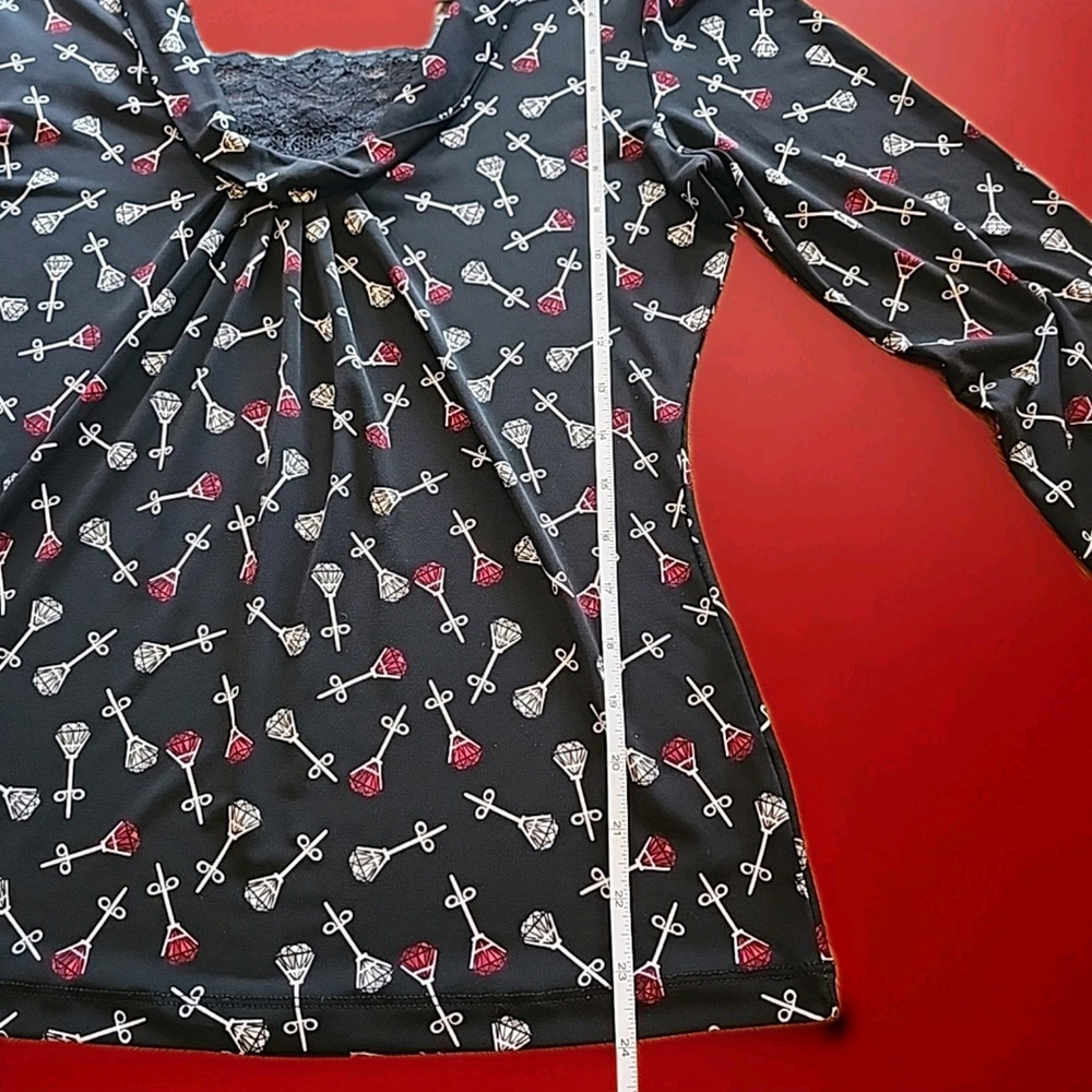 East 5th Women's Unique Black Long Sleeve Blouse Earring Print Size M - Picture 7 of 7